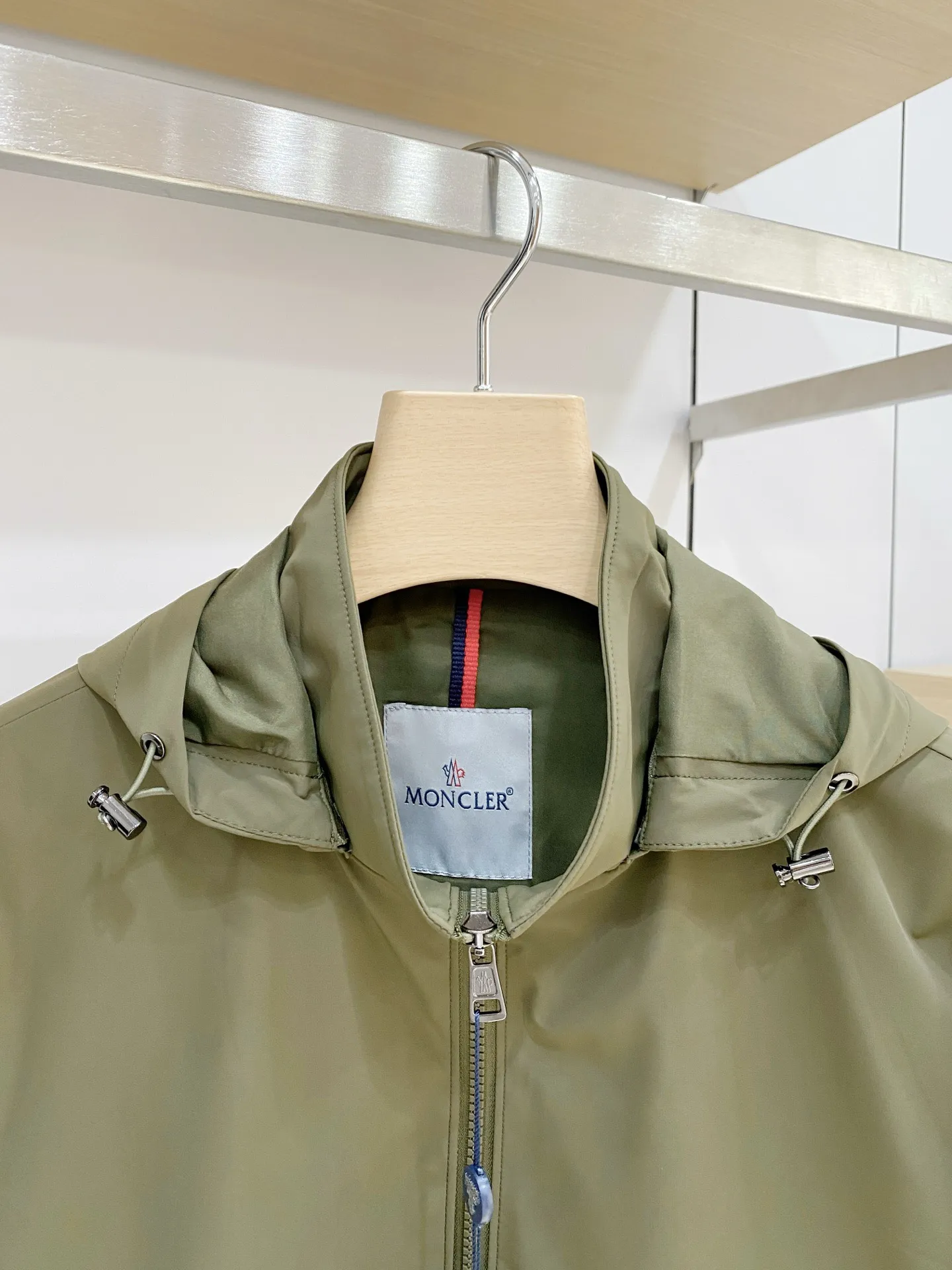 Moncler ： ， ， 。 ， ， ， 、 。 ： ， ， 、 。 Breathable， ， ， 。 ： ， ； ， ， 。 ， ， 。 ：Navy Blue、Khaki、Black ， ， 、 、 ， 。 Sizes：M-4XL